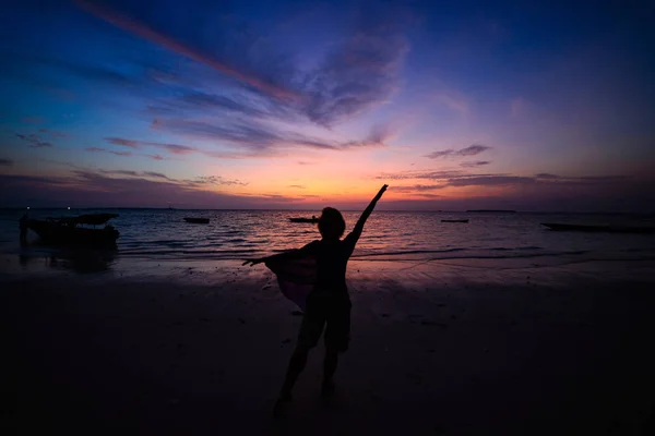 Mujer Bailando Playa Arena Cielo Romántico Atardecer Vista Trasera Luz —  Fotos de Stock