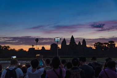 Angkor, Kamboçya - 7 Aralık 2018: kalabalık Angkor Wat şafak ana cephe siluet fotoğraf çekimi. Dünya ünlü Tapınağı kitle Turizm Kamboçya'da.