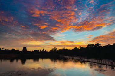 Angkor Wat şafak ana cephe siluet yansıma su birikintisi üzerinde dramatik gökyüzü. Kamboçya'da dünya ünlü Tapınağı.
