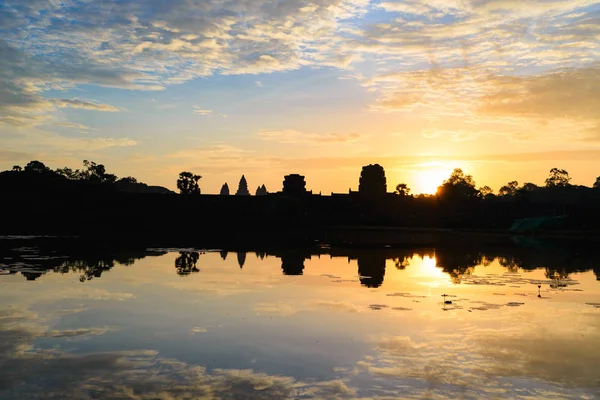Angkor Wat Dramatyczne Niebo Świcie Głównej Fasady Sylwetka Refleksji Nad — Zdjęcie stockowe