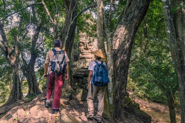 Couple Looking Stone Faces Jungle Bayon Temple Angkor Thom Buddhism — Stock Photo, Image