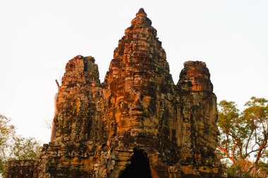 Taş Bayon, Angkor Thom Tapınak, seçici odak günbatımı ışık dönük. Budizm meditasyon kavramı, dünya ünlü seyahat hedef, Kamboçya Turizm.