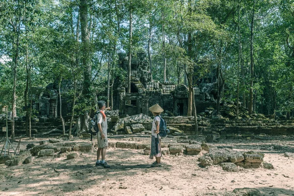 Pareja Turistas Visitando Los Templos Angkor Camboya Edificio Nei Está —  Fotos de Stock