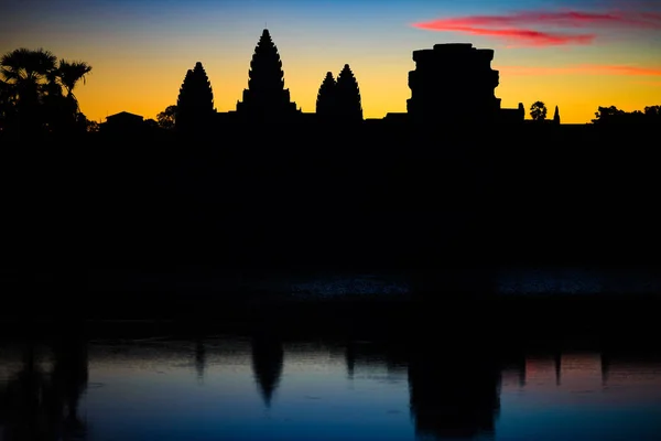 Angkor Wat Cielo Dramático Amanecer Silueta Fachada Principal Reflexión Sobre — Foto de Stock