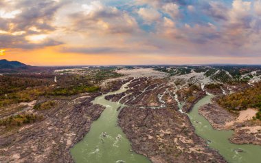 Mekong Nehri Laos, günbatımı dramatik gökyüzü, Li Phi şelaleler, ünlü seyahat hedef backpacker Güney Doğu Asya'da Hava panoramik 4000 Adaları