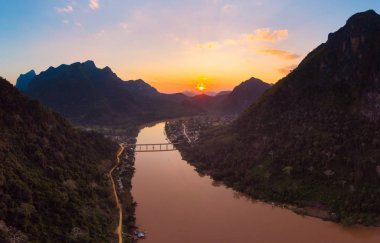 Hedef Güney Doğu Asya'da, hava panoramik Nam Ou nehir Nong Khiaw Muang Ngoi Laos, günbatımı dramatik gökyüzü, doğal dağ manzarası, ünlü seyahat