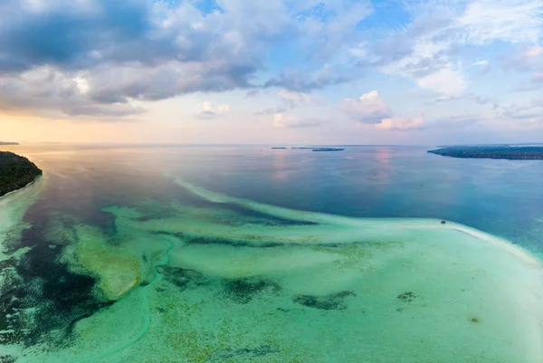 Luftaufnahme Tropischen Strand Inselriff Karibik Meer Dramatischen Himmel Bei Sonnenuntergang — Stockfoto