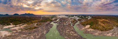 Mekong Nehri Laos, günbatımı dramatik gökyüzü, Li Phi şelaleler, ünlü seyahat hedef backpacker Güney Doğu Asya'da Hava panoramik 4000 Adaları