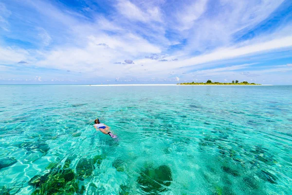 Mujer Buceando Arrecife Coral Mar Tropical Caribeño Agua Azul Turquesa — Foto de Stock