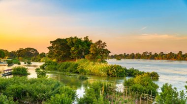 Mekong Nehri 4000 ada Laos, gündoğumu dramatik gökyüzü, suda sis, Güney Doğu Asya 'da ünlü seyahat gezisi gezgini
