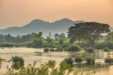 Mekong Nehri 4000 ada Laos, gündoğumu dramatik gökyüzü, suda sis, Güney Doğu Asya 'da ünlü seyahat gezisi gezgini