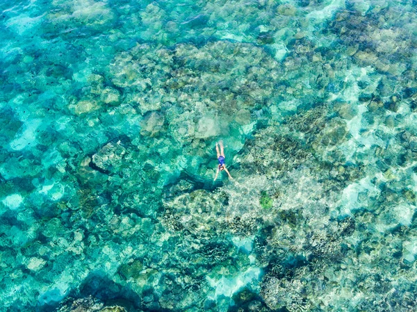 Aerial Uppifrån Personer Snorkling Korallrev Tropiska Karibiska Havet Turkosblått Vatten — Stockfoto