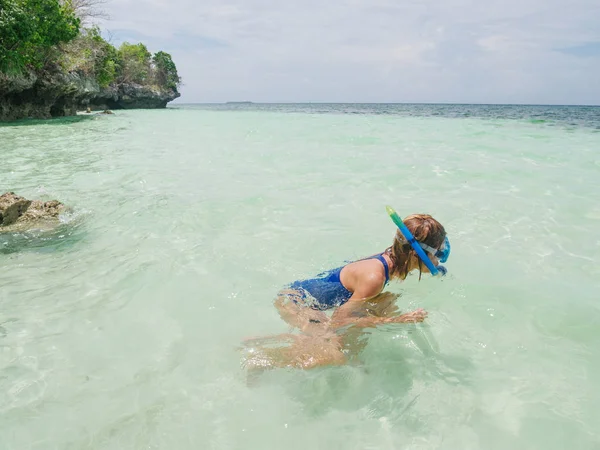 Mujer Buceando Arrecife Coral Mar Tropical Caribeño Agua Azul Turquesa —  Fotos de Stock