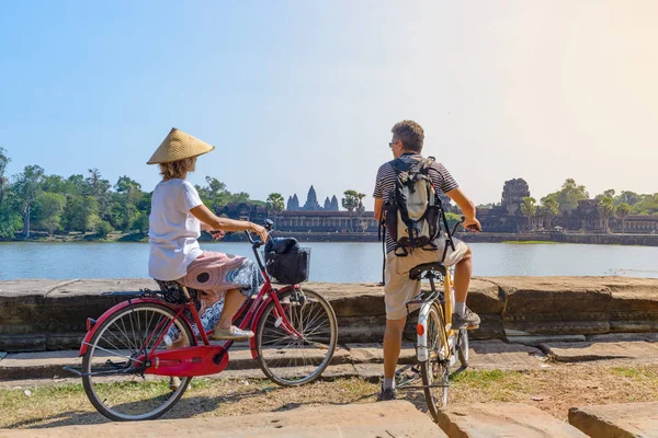 Pareja Turística Bicicleta Templo Angkor Camboya Fachada Principal Angkor Wat — Foto de Stock