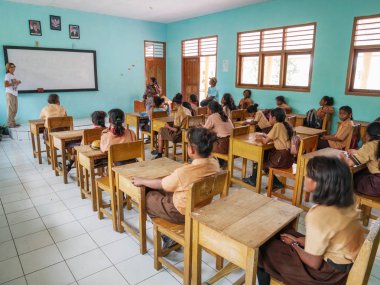Kei Kecil, Endonezya - 20 Ekim 2018: sınıf yerel okulda tutan Avrupa öğretmen Ngilgof Köyü, Kei Adaları, Moluccas, Endonezya