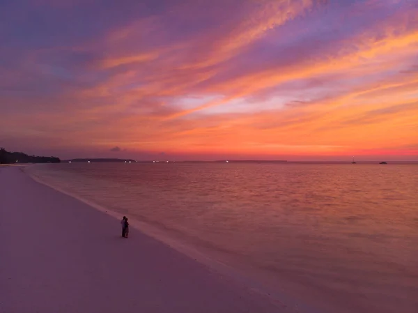 Aéreo Casal Assistindo Céu Pôr Sol Sentado Praia Areia Céu — Fotografia de Stock