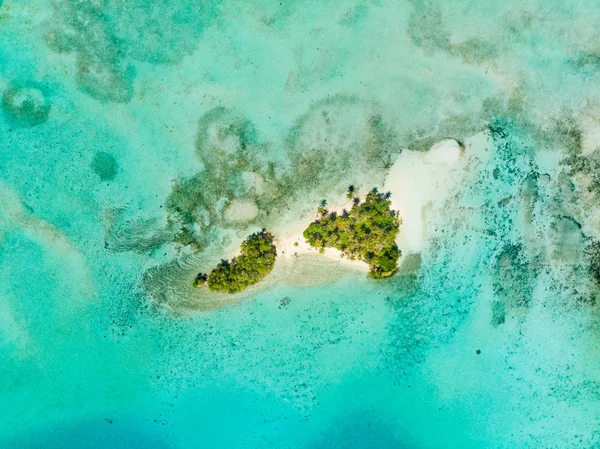 空中自上而下的景色, 南门答腊热带群岛印度尼西亚, 亚齐, 珊瑚礁白色沙滩。热门旅游旅游目的地, 最好的潜水浮潜. — 图库照片