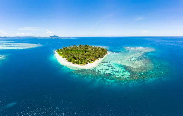 Vista aerea Isole Banyak Sumatra arcipelago tropicale Indonesia, Aceh, barriera corallina spiaggia di sabbia bianca. Top destinazione turistica di viaggio, migliori immersioni snorkeling . — Foto Stock