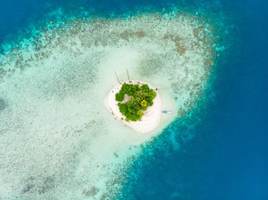 Havadan görünümü Banyak Adaları Sumatra tropikal adalar Endonezya, Aceh, beyaz kum plaj mercan resif. En sevilen seyahat turizm, şnorkel dalış en iyi.
