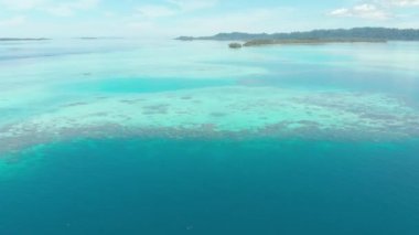 Hava: ıssız bir ada tropikal plaj Karayip Denizi, turkuaz su mercan kayalığı Hindistan cevizi hurma ağacı orman üzerinde uçan. Endonezya Sumatra Banyak Adaları. şnorkel dalış tatil ülkesi. Yerli cinelike D-günlük renk profili.