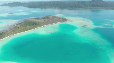Hava: ıssız bir ada tropikal plaj Karayip Denizi, turkuaz su mercan kayalığı Hindistan cevizi hurma ağacı orman üzerinde uçan. Endonezya Sumatra Banyak Adaları. şnorkel dalış tatil ülkesi. Yerli cinelike D-günlük renk profili.