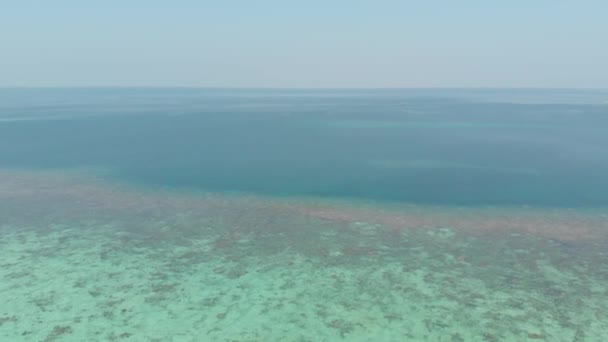 飞越沙漠海滩白色海滩热带加勒比海绿松石蓝色的水 印尼基岛 摩鹿加群岛 旅游目的地潜水浮潜 原生电影型 日志颜色配置文件 — 图库视频影像