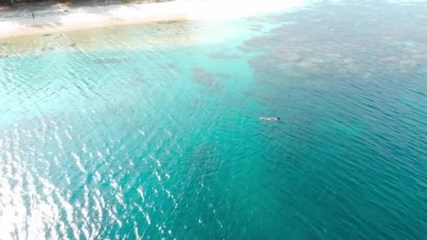 空中スローモーション 砂漠の島々の上を飛行サンゴ礁熱帯カリブ海 ターコイズブルーの水 インドネシアスマトラバニャク諸島 旅行先ダイビングシュノーケリング — ストック動画