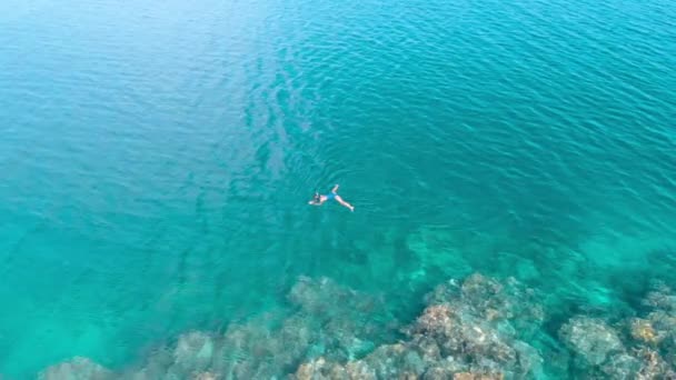 空中スローモーション 砂漠の島々の上を飛行サンゴ礁熱帯カリブ海 ターコイズブルーの水 インドネシアスマトラバニャク諸島 旅行先ダイビングシュノーケリング — ストック動画