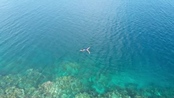 Cámara Lenta Aérea Sobrevolando Las Islas Desiertas Arrecife Coral Mar — Vídeos de Stock