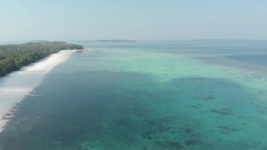 Havadan: çöl plaj beyaz plaj tropikal Karayip Deniz turkuaz mavi su üzerinde uçan. Endonezya Kei Adaları, Moluccas, seyahat hedef dalış şnorkelli yüzme. Yerel cinelike D-log renk profili.