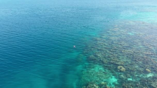 空中スローモーション 砂漠の島々の上を飛行サンゴ礁熱帯カリブ海 ターコイズブルーの水 インドネシアスマトラバニャク諸島 旅行先ダイビングシュノーケリング — ストック動画