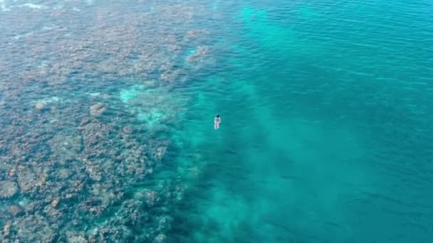 空中慢动作 飞越沙漠岛屿珊瑚礁热带加勒比海 绿松石蓝水 印度尼西亚苏门答腊班亚克群岛 旅游目的地潜水浮潜 — 图库视频影像