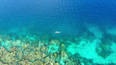 Havadan yavaş hareket: çöl Adaları mercan resifi tropikal Karayip Deniz, turkuaz mavi su üzerinde uçan. Endonezya Sumatra banyak Adaları. seyahat hedef dalış şnorkelli yüzme.