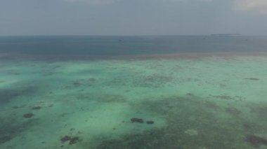 Havadan: çöl plaj beyaz plaj tropikal Karayip Deniz turkuaz mavi su üzerinde uçan. Endonezya Kei Adaları, Moluccas, seyahat hedef dalış şnorkelli yüzme. Yerel cinelike D-log renk profili.