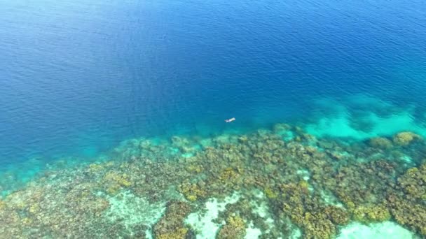 空中スローモーション 砂漠の島々の上を飛行サンゴ礁熱帯カリブ海 ターコイズブルーの水 インドネシアスマトラバニャク諸島 旅行先ダイビングシュノーケリング — ストック動画