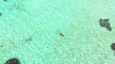 Havadan: çöl Adaları mercan resifi tropikal Karayip Deniz, turkuaz mavi su üzerinde uçan. Endonezya Sumatra banyak Adaları. seyahat hedef dalış şnorkelli yüzme.
