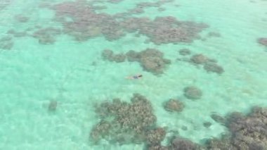 Anteni: mercan kayalığı tropikal Karayip Denizi, turkuaz mavi su üzerinde şnorkel kadın. Endonezya Banyak Adaları Sumatra, Dalış seyahat turizm. Yerli cinelike D-günlük renk profili.