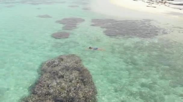 航空写真 女性サンゴ礁熱帯カリブ海 トルコブルーの海でシュノーケ リングします インドネシア シムルエ島スマトラ 観光ダイビング旅行先 ネイティブ Cinelike カラー — ストック動画