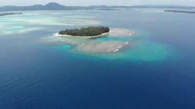 Anteni: ıssız adalar mercan kayalığı tropikal Karayip Denizi, turkuaz mavi su üzerinde uçan. Endonezya Sumatra Banyak Adaları. Hedef dalış snorkeling seyahat. Yerli cinelike D-günlük renk profili.