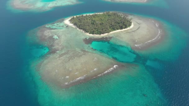 航空写真 砂漠の島サンゴ礁熱帯のカリブ海のターコイズ青い水の上を飛んでください インドネシア スマトラ島沖シムルエ島 旅行先のダイビング シュノーケ リングします ネイティブ Cinelike カラー — ストック動画