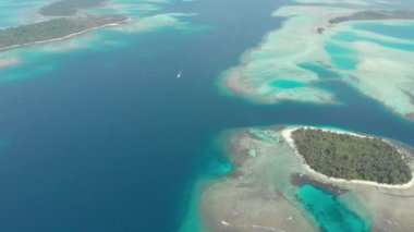 Anteni: ıssız adalar mercan kayalığı tropikal Karayip Denizi, turkuaz mavi su üzerinde uçan. Endonezya Sumatra Banyak Adaları. Hedef dalış snorkeling seyahat. Yerli cinelike D-günlük renk profili.