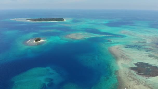 Antenne Flug Über Wüsteninseln Korallenriff Tropische Karibik Türkisblaues Wasser Indonesien — Stockvideo