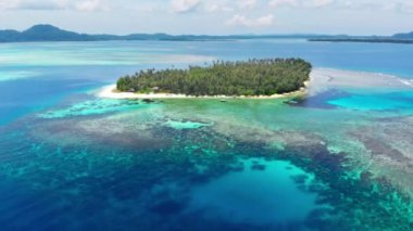 Anteni: ıssız adalar mercan kayalığı tropikal Karayip Denizi, turkuaz mavi su üzerinde uçan. Endonezya Sumatra Banyak Adaları. Hedef dalış snorkeling seyahat. Yerli cinelike D-günlük renk profili.