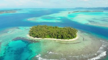 Hava: mercan kayalığı tropikal Karayip Denizi turkuaz mavi su üzerinde uçan. Endonezya Sumatra Banyak Adaları. «Ana sayfa» seyahat turizm hedef en iyi dalış snorkeling. Yerli cinelike D-günlük renk profili.
