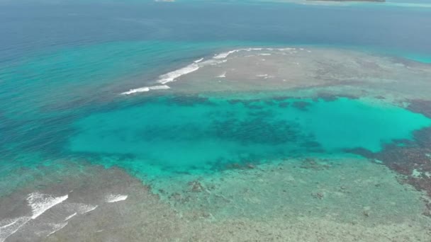 Aérien Survolant Les Îles Désertiques Récif Corallien Mer Tropicale Des — Video