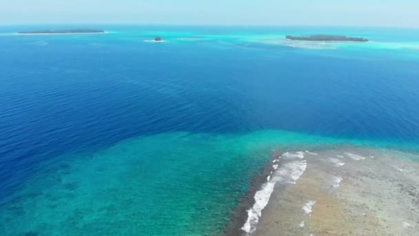 航空写真 サンゴ礁熱帯のカリブ海のターコイズの青い水の上を飛んでください インドネシア スマトラ島沖シムルエ島 トップ旅行観光目的地最高のダイビング スノーケリングします ネイティブ Cinelike カラー プロファイル — ストック動画