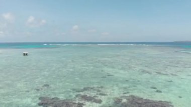 Anteni: ıssız adalar mercan kayalığı tropikal Karayip Denizi, turkuaz mavi su üzerinde uçan. Endonezya Sumatra Banyak Adaları. Hedef dalış snorkeling seyahat. Yerli cinelike D-günlük renk profili