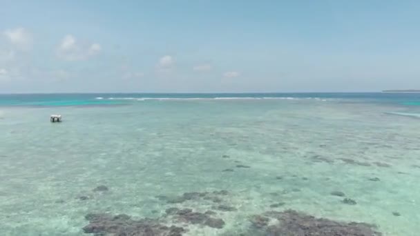 航空写真: 砂漠の島サンゴ礁熱帯のカリブ海のターコイズ青い水の上を飛んでください。インドネシア スマトラ島沖シムルエ島。旅行先のダイビング シュノーケ リングします。ネイティブ cinelike D ログ カラー プロファイル — ストック動画