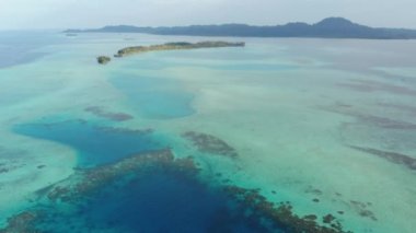 Hava: mercan kayalığı tropikal Karayip Denizi turkuaz mavi su üzerinde uçan. Endonezya Sumatra Banyak Adaları. En iyi seyahat hedef, şnorkel dalış en iyi. Yerli cinelike D-günlük renk profili