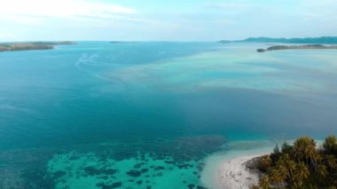 Anteni: ıssız adalar mercan kayalığı tropikal Karayip Denizi, turkuaz mavi su üzerinde uçan. Endonezya Sumatra Banyak Adaları. Hedef dalış snorkeling seyahat. Yerli cinelike D-günlük renk profili.